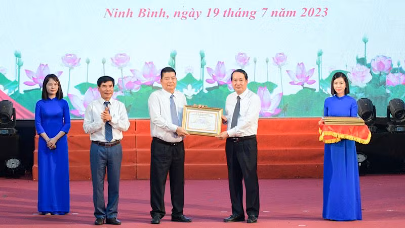 Đồng chí Mai Văn Tuất, Phó Bí thư Thường trực Tỉnh ủy, Chủ tịch Hội đồng nhân dân tỉnh Ninh Bình, Trưởng Ban vận động Quỹ "Đền ơn đáp nghĩa và an sinh xã hội" tỉnh Ninh Bình tặng Bằng tôn vinh cho nhà hảo tâm có nhiều đóng góp xây dựng Quỹ. (Ảnh: TRƯỜNG GIANG)