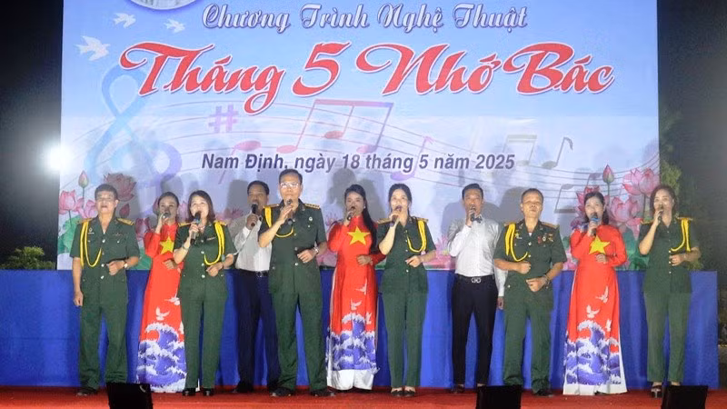 Một tiết mục trong Chương trình nghệ thuật “Tháng Năm nhớ Bác” của thành phố Nam Định (Nam Định).