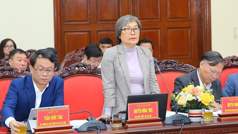 Phó Giáo sư, Tiến sĩ, Kiến trúc sư Nguyễn Hồng Thục (Đại học Quốc gia Hà Nội) trình bày báo cáo trung tâm. (Ảnh: ANH TUẤN)