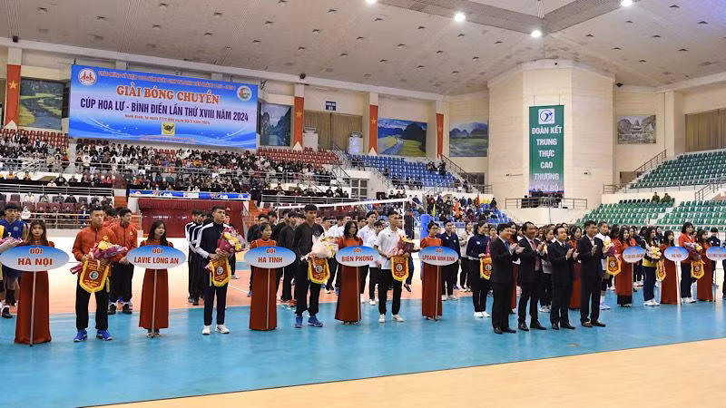 Các đội bóng tham dự Lễ khai mạc giải. Ảnh: XUÂN TRƯỜNG