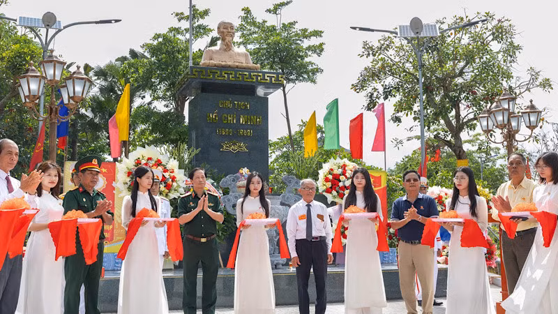 Khánh thành tượng đài Chủ tịch Hồ Chí Minh tại xã Nam Điền (huyện Nam Trực, Nam Định). (Ảnh: VIẾT DƯ)