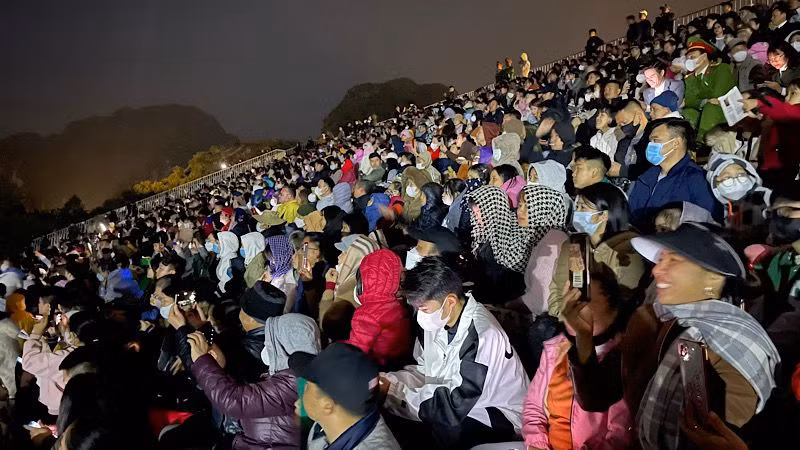 Hàng nghìn người dân đến dự lễ khai mạc. (Ảnh: XUÂN TRƯỜNG)