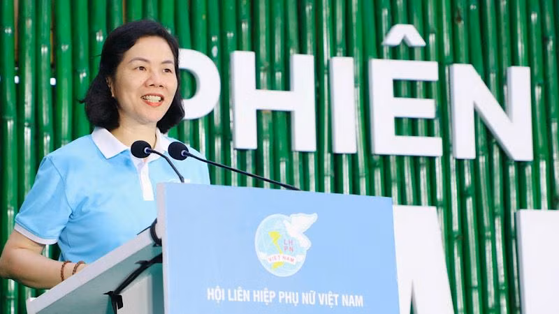 Phó Chủ tịch Hội Liên hiệp phụ nữ Việt Nam Nguyễn Thị Minh Hương phát biểu khai mạc Chương trình "Phiên chợ xanh-bảo vệ môi trường nông thôn". (Ảnh: ĐỨC LAM)