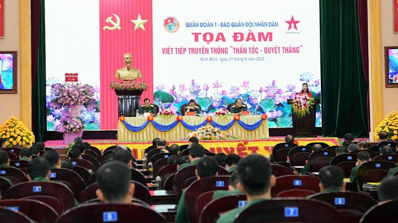 Quang cảnh Tọa đàm: Viết tiếp truyền thống "Thần tốc-Quyết thắng" của Quân đoàn 1. (Ảnh: TRƯỜNG GIANG)