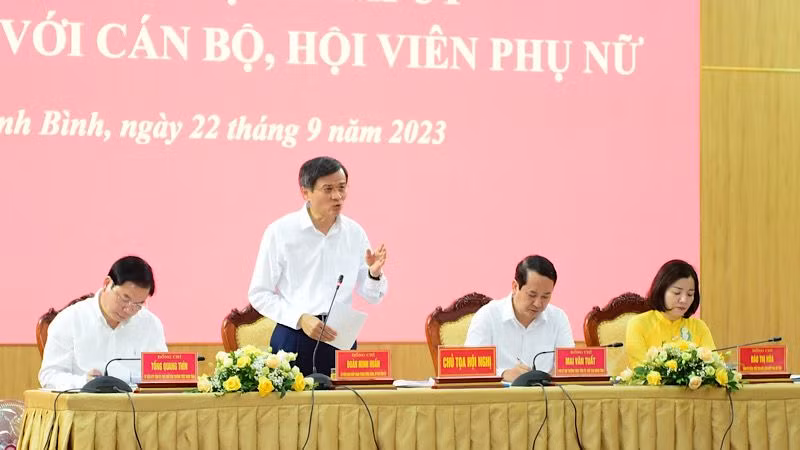 Đồng chí Đoàn Minh Huấn, Ủy viên Trung ương Đảng, Bí thư Tỉnh ủy Ninh Bình chủ trì, đối thoại với cán bộ, hội viên phụ nữ. (Ảnh: XUÂN TRƯỜNG)