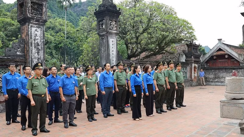 Các đại biểu tham dự hội nghị dâng hương tưởng nhớ các bậc tiền nhân đã có công dựng nước, giữ nước tại Khu Di tích Quốc gia đặc biệt Cố đô Hoa Lư. (Ảnh: ĐỨC THẮNG)