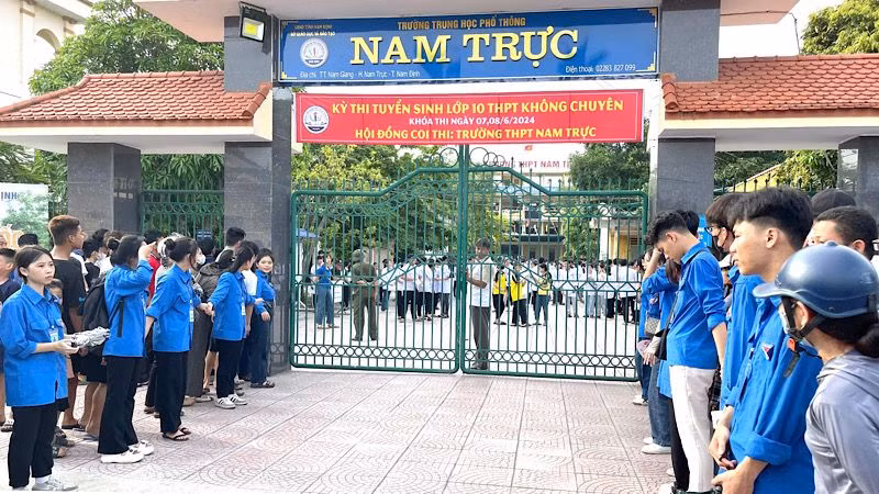 Đội hình thanh niên tình nguyện tham gia hỗ trợ kỳ thi tại điểm thi Trường trung học phổ thông Nam Trực (huyện Nam Trực, Nam Định).