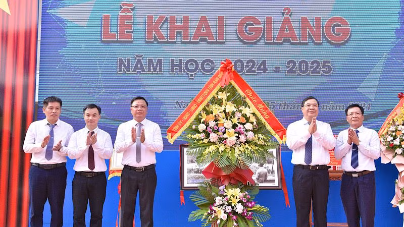 Đồng chí Phạm Gia Túc, Ủy viên Trung ương Đảng, Bí thư Tỉnh ủy Nam Định tặng hoa chúc mừng giáo viên, học sinh Trường trung học phổ thông chuyên Lê Hồng Phong tại lễ khai giảng năm học mới 2024-2025.