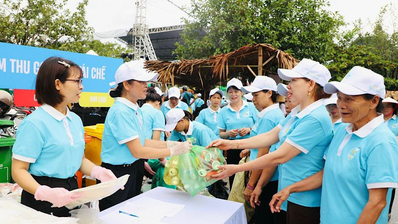 Hội viên phụ nữ tích cực tham gia đổi rác thải lấy quà tại Chương trình "Phiên chợ xanh-bảo vệ môi trường nông thôn" tổ chức tại Khu du lịch Tam Cốc. (Ảnh: ĐỨC LAM)