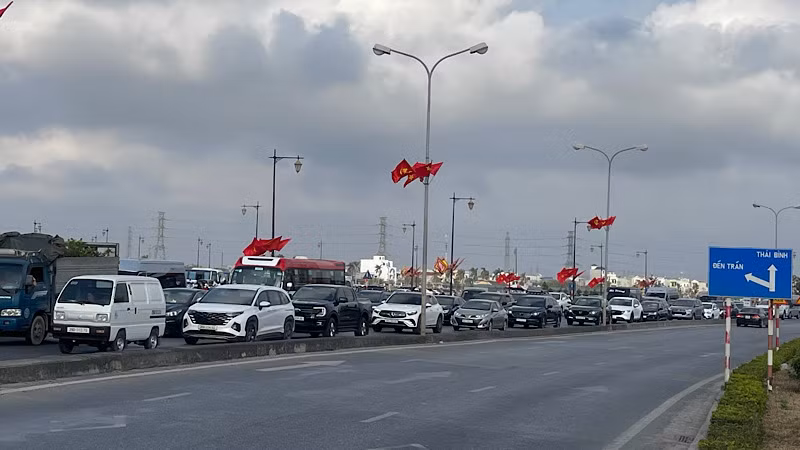 Hàng dài phương tiện giao thông di chuyển với tốc độ chậm qua khu vực Khu di tích lịch sử, văn hóa đền Trần-Chùa Tháp.