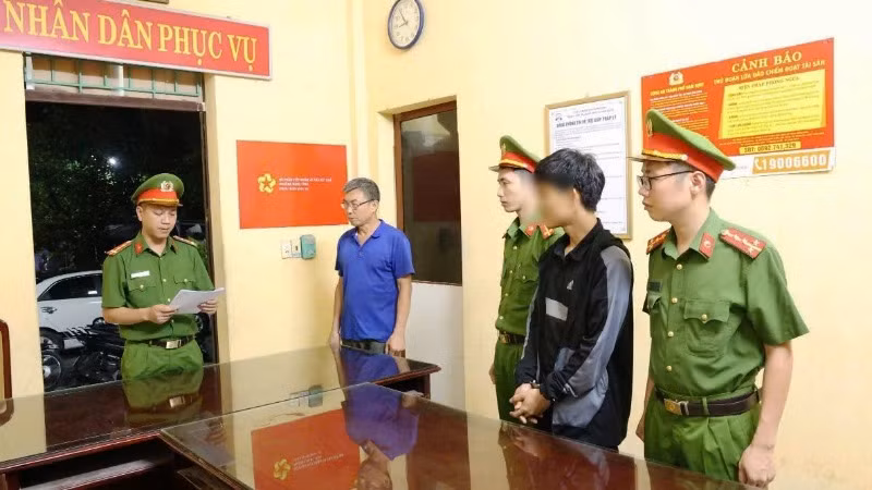 Nam thanh niên N.V.T (áo đen) bị tạm giữ hình sự về hành vi “Gây rối trật tự công cộng”. (Ảnh: Công an tỉnh Nam Định)