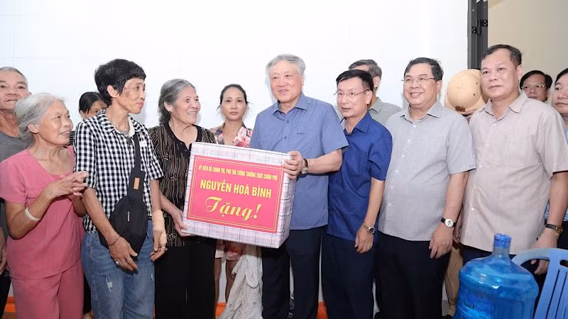 Phó Thủ tướng Thường trực Nguyễn Hòa Bình đến thăm người dân ở thành phố Nam Định phải di dời tránh bão.