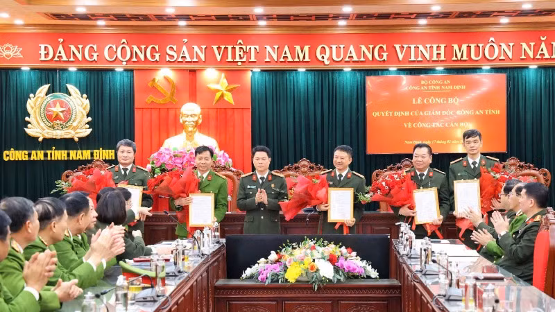 Đại tá Nguyễn Hữu Mạnh, Bí thư Đảng ủy, Giám đốc Công an tỉnh Nam Định trao quyết định cho các đồng chí cán bộ Công an tỉnh xung phong nghỉ hưu trước hạn tuổi.