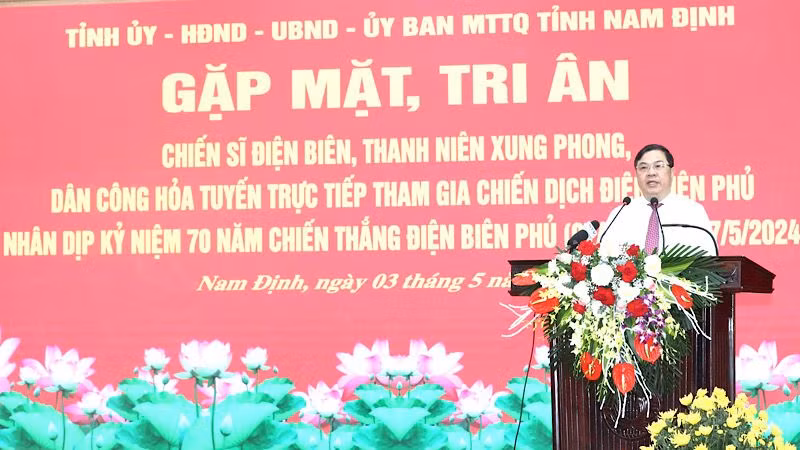 Đồng chí Bí thư Tỉnh ủy Nam Định Phạm Gia Túc phát biểu tri ân các cựu chiến sĩ Điện Biên, thanh niên xung phong, dân công hỏa tuyến đã trực tiếp tham gia chiến dịch Điện Biên Phủ.