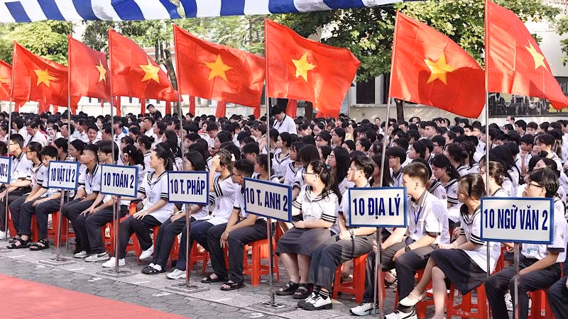 Học sinh Trường trung học phổ thông Chuyên Lê Hồng Phong (thành phố Nam Định) tham dự lễ khai giảng năm học mới.