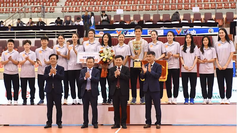 Đội bóng chuyền nữ chủ nhà LPBank Ninh Bình nhận cúp, cờ và phần thưởng từ Ban tổ chức giải. (Ảnh: XUÂN TRƯỜNG)
