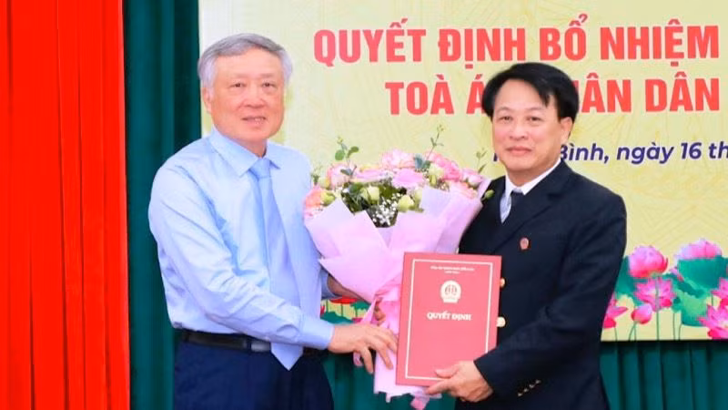 Đồng chí Nguyễn Hòa Bình, Chánh án Tòa án nhân dân tối cao trao Quyết định bổ nhiệm chức vụ Chánh án Tòa án nhân dân tỉnh Ninh Bình cho đồng chí Nguyễn Xuân Sơn. (Ảnh: ĐỨC LAM)