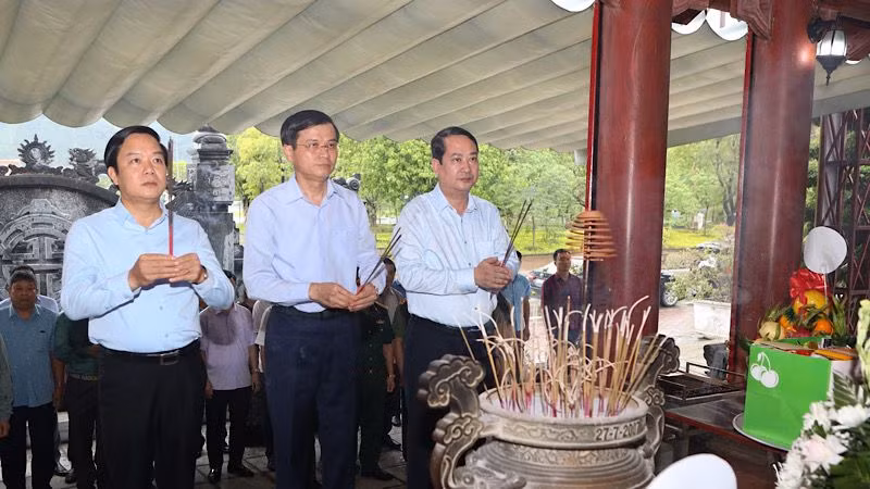Đoàn đại biểu tỉnh Ninh Bình dâng hương tại Khu di tích lịch sử Truông Bồn, xã Mỹ Sơn, huyện Đô Lương, tỉnh Nghệ An. (Ảnh: HOÀNG HIỆP)