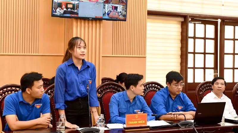 Đoàn viên Đinh Thị Nga, Trường Cao đẳng nghề Cơ giới Ninh Bình nêu câu hỏi tại hội nghị đối thoại. (Ảnh: XUÂN TRƯỜNG)