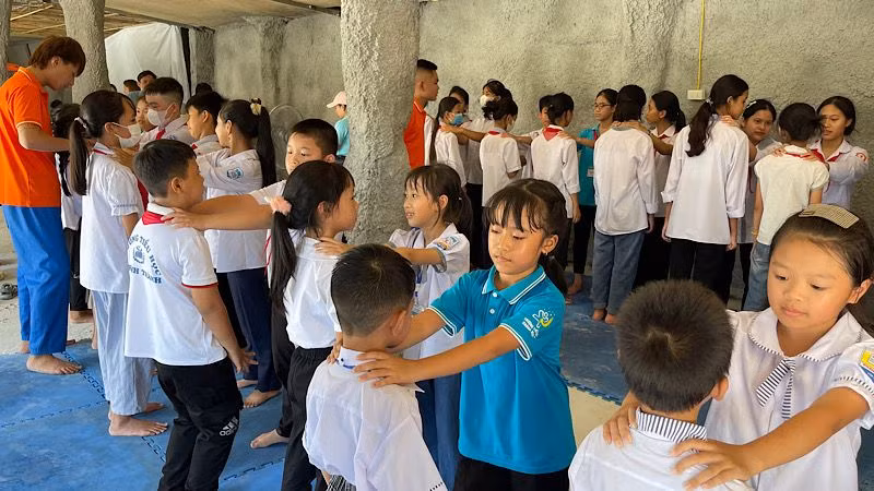 Tham gia Chương trình giáo dục trải nghiệm an toàn, các học sinh được hướng dẫn thực hành kỹ năng tự vệ trước tình huống bạo lực học đường. (Ảnh: XUÂN TRƯỜNG)