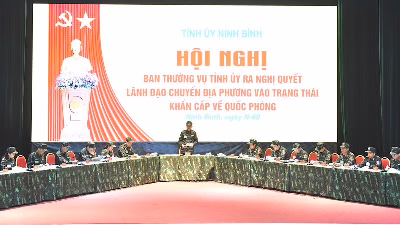 Quang cảnh hội nghị Ban Thường vụ Tỉnh ủy Ninh Bình ra Nghị quyết lãnh đạo chuyển địa phương vào trạng thái khẩn cấp về quốc phòng. (Ảnh: XUÂN TRƯỜNG)