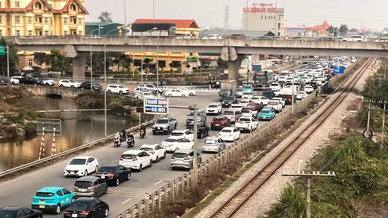 Ùn tắc giao thông tại nút giao Cao Bồ (huyện Ý Yên, Nam Định), giao cắt giữa Quốc lộ 10 với đường cao tốc Cầu Giẽ-Ninh Bình. (Ảnh người dân cung cấp)