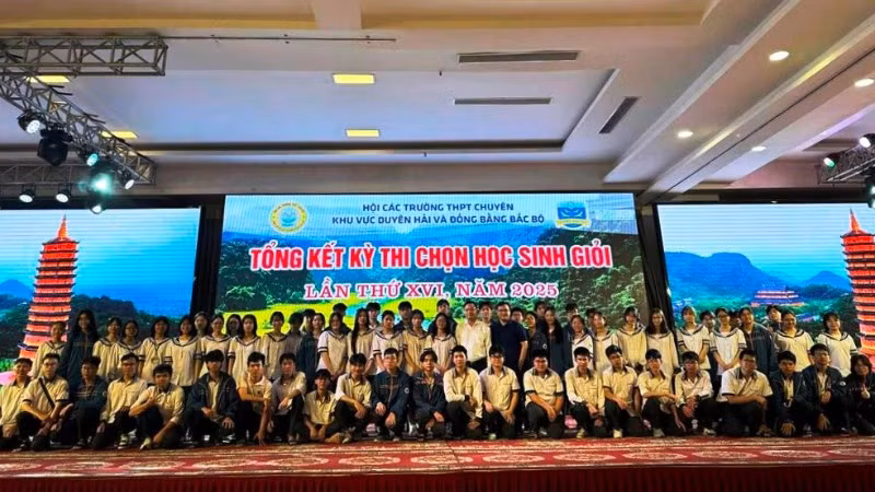 Đoàn học sinh giỏi Trường THPT chuyên Lê Hồng Phong tham gia kỳ thi chọn học sinh giỏi các trường Trung học phổ thông chuyên khu vực Duyên hải và Đồng bằng Bắc Bộ lần thứ XVI, năm 2025. (Ảnh: Trường THPT chuyên Lê Hồng Phong)