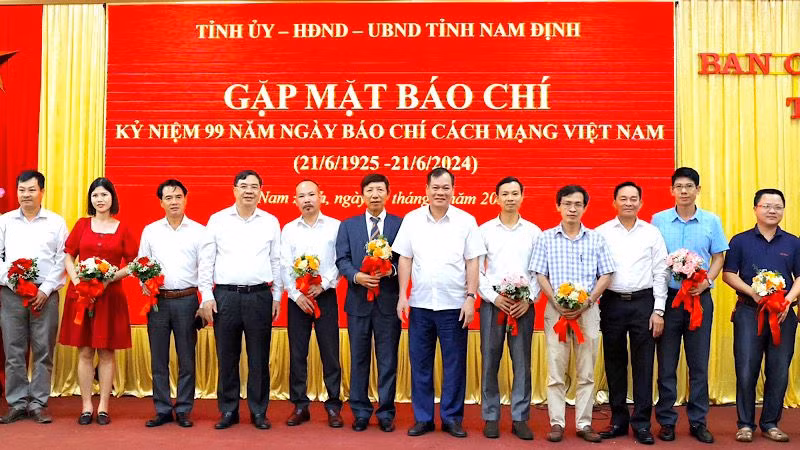 Các đồng chí lãnh đạo tỉnh Nam Định chúc mừng cán bộ, phóng viên các cơ quan báo chí Trung ương thường trú, hoạt động trên địa bàn tỉnh nhân kỷ niệm 99 năm Ngày Báo chí cách mạng Việt Nam (21/6/1925-21/6/2024).