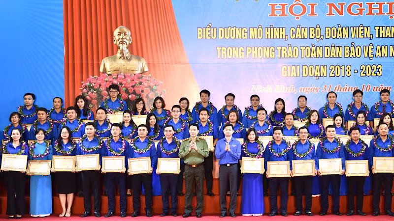 Khen thưởng 62 tập thể, cá nhân các tỉnh phía bắc tiêu biểu trong phong trào toàn dân bảo vệ an ninh Tổ quốc. (Ảnh: XUÂN TRƯỜNG)