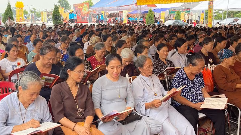 Đông đảo tăng ni, phật tử, người dân tham gia cầu nguyện quốc thái, dân an. (Ảnh: XUÂN TRƯỜNG)