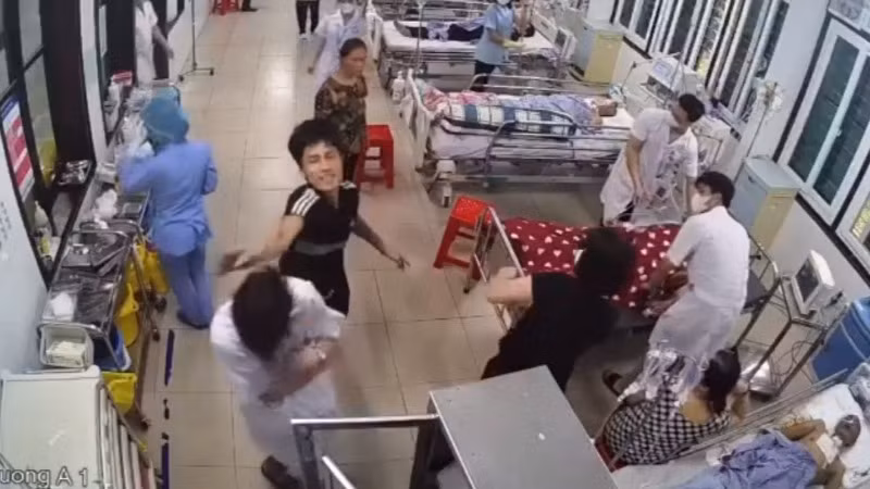 Thanh niên áo đen dùng tay đánh điều dưỡng viên Nguyễn Văn H. (Ảnh cắt từ video clip)