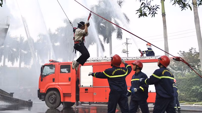 Thực hiện nội dung diễn tập chữa cháy, cứu nạn, cứu hộ. (Ảnh: XUÂN TRƯỜNG)
