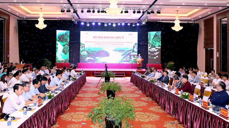 Quang cảnh Hội thảo khoa học quốc tế "Nhận diện, bảo tồn và phát huy giá trị nhà ở truyền thống trong vùng Di sản Văn hóa và Thiên nhiên thế giới Quần thể danh thắng Tràng An". (Ảnh: XUÂN TRƯỜNG)