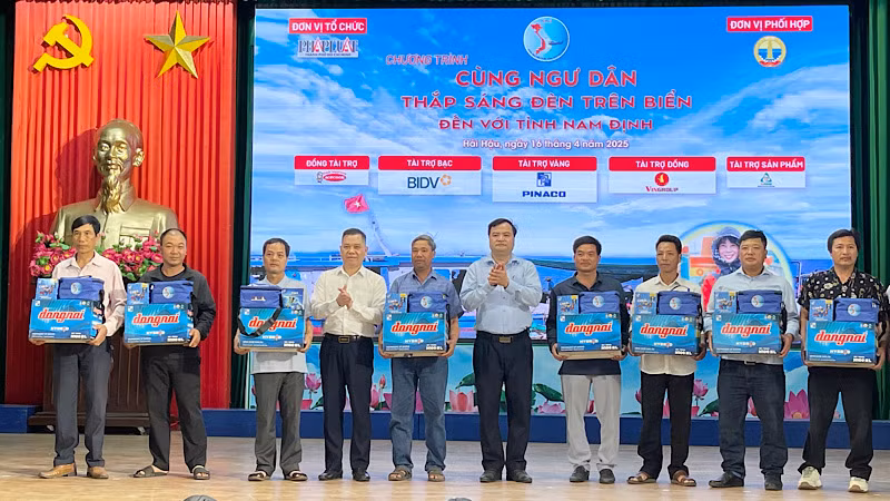 Đại diện tặng các phần quà cho ngư dân Nam Định.