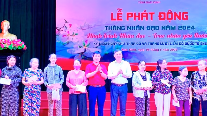 Trao quà cho hộ gia đình có hoàn cảnh đặc biệt khó khăn trên địa bàn thành phố Nam Định tại Lễ phát động.