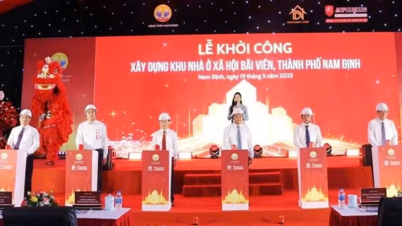 Các đại biểu thực hiện nghi thức khởi công dự án.