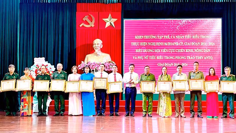 Phó Chủ tịch thường trực Ủy ban nhân dân tỉnh, Trưởng Ban Chỉ đạo 138 tỉnh Nam Định Trần Anh Dũng trao Bằng khen của Ủy ban nhân dân tỉnh Nam Định cho các tập thể, cá nhân có thành tích xuất sắc. (Ảnh: XUÂN TRƯỜNG)