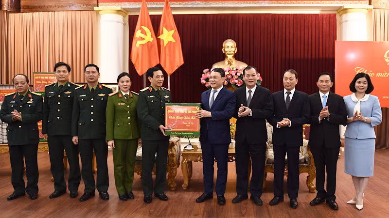 Đại tướng Phan Văn Giang tặng quà lãnh đạo tỉnh Nam Định. (Ảnh: XUÂN TRƯỜNG)