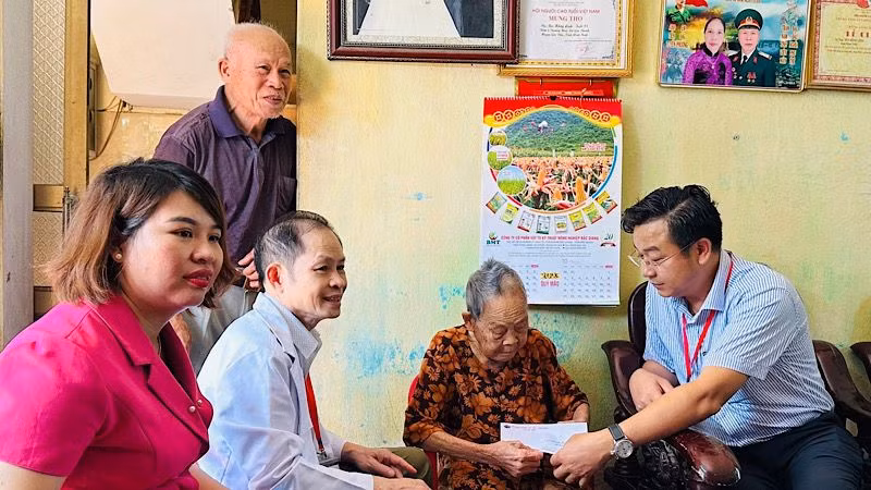Đại diện lãnh đạo huyện Gia Viễn, Hội đồng hương Gia Viễn tại Hà Nội, Câu lạc bộ thầy thuốc Ninh Bình và những người bạn tại Hà Nội đã đến thăm, tặng quà, khám bệnh, cấp thuốc miễn phí cho Bà mẹ Việt Nam Anh hùng Nguyễn Thị Ngắn. (Ảnh: XUÂN TRƯỜNG)
