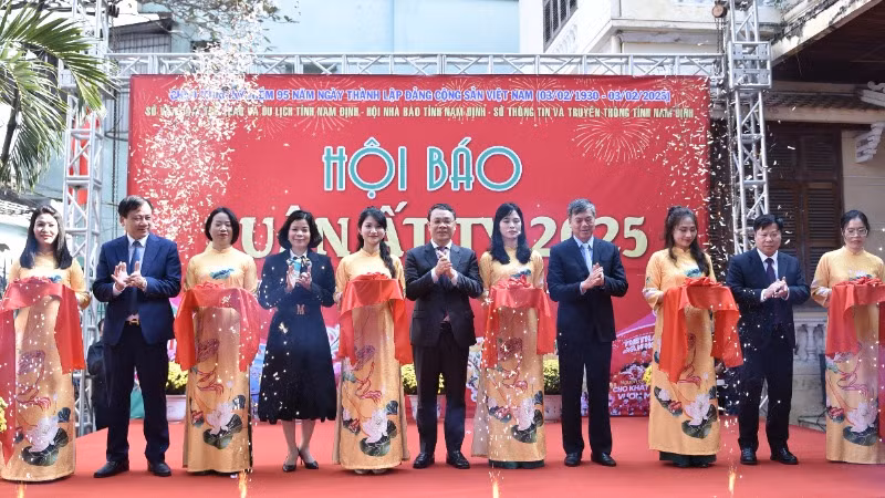 Các đại biểu thực hiện nghi thức cắt băng khai mạc Hội báo Xuân Ất Tỵ năm 2025 tỉnh Nam Định. (Ảnh: XUÂN TRƯỜNG)