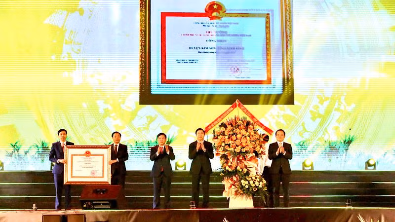 Phó Thủ tướng Chính phủ Trần Lưu Quang trao Bằng công nhận huyện đạt chuẩn nông thôn mới cho huyện Kim Sơn. (Ảnh: XUÂN TRƯỜNG)