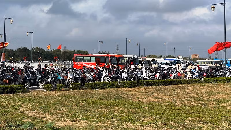 Ô-tô, xe máy của người dân và du khách về tham quan, chiêm bái, du Xuân tại Khu di tích lịch sử, văn hóa Đền Trần-Chùa Tháp (phường Lộc Vượng, thành phố Nam Định, tỉnh Nam Định). (Ảnh: XUÂN TRƯỜNG)