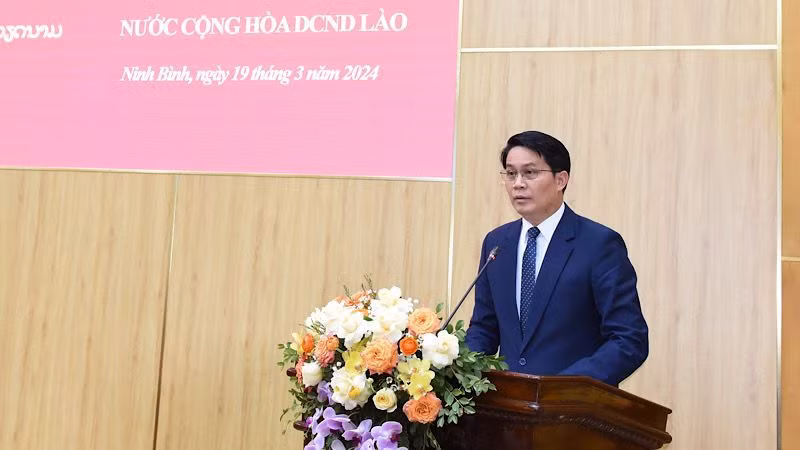 Đồng chí Bounkhong Lachiemphone, Ủy viên dự khuyết Ban Chấp hành Trung ương Đảng Nhân dân cách mạng Lào, Bí thư Tỉnh ủy, Tỉnh trưởng Oudomxay phát biểu tại hội đàm. (Ảnh: XUÂN TRƯỜNG)