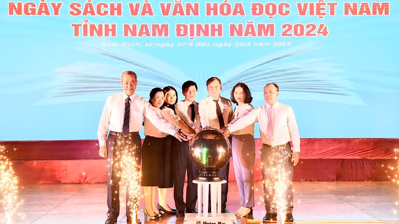 Các đại biểu bấm nút khai mạc Ngày Sách và Văn hóa đọc Việt Nam tỉnh Nam Định năm 2024. (Ảnh: XUÂN TRƯỜNG)