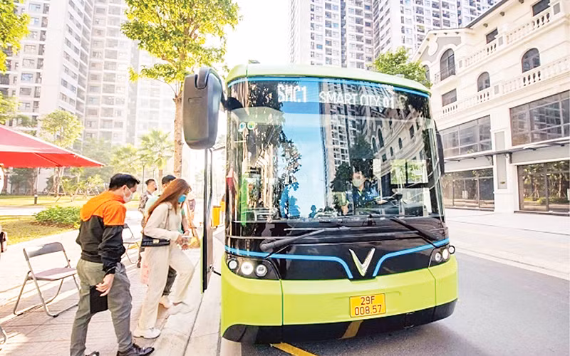 Xe buýt điện đang ngày càng nhận được sự ủng hộ của người dân. (Ảnh Vũ Khoa)