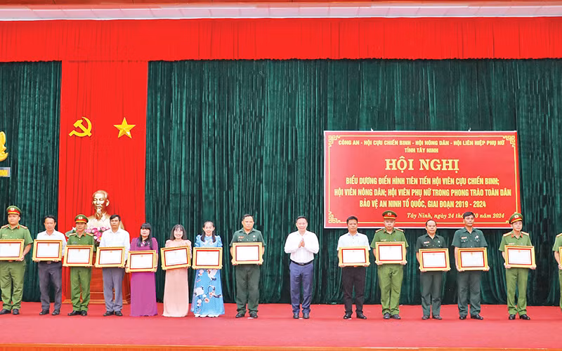 Lãnh đạo Ủy ban nhân dân tỉnh Tây Ninh khen thưởng các điển hình tiên tiến, các gương hội viên nòng cốt trong Phong trào Toàn dân bảo vệ an ninh Tổ quốc . (Ảnh VIỆT KHOA)