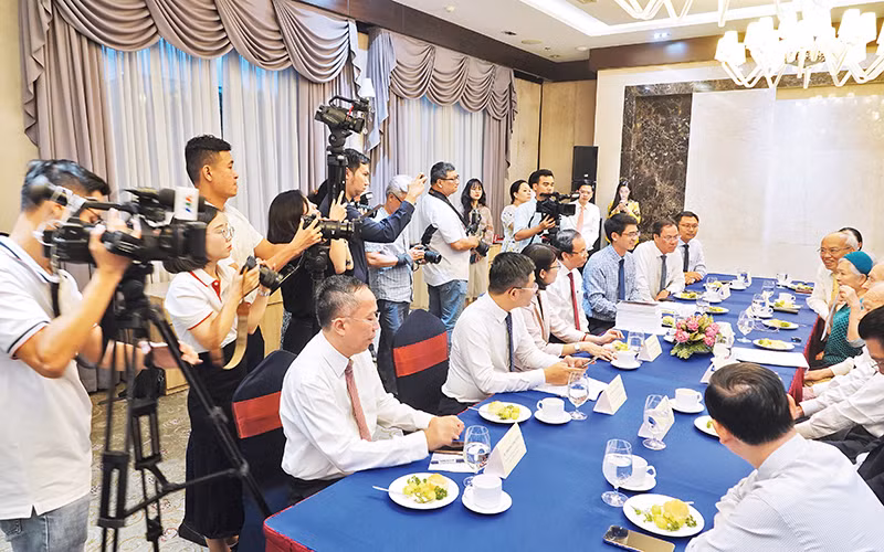  Phóng viên tác nghiệp tại buổi lãnh đạo Thành phố Hồ Chí Minh tiếp những người bạn Thụy Sĩ.