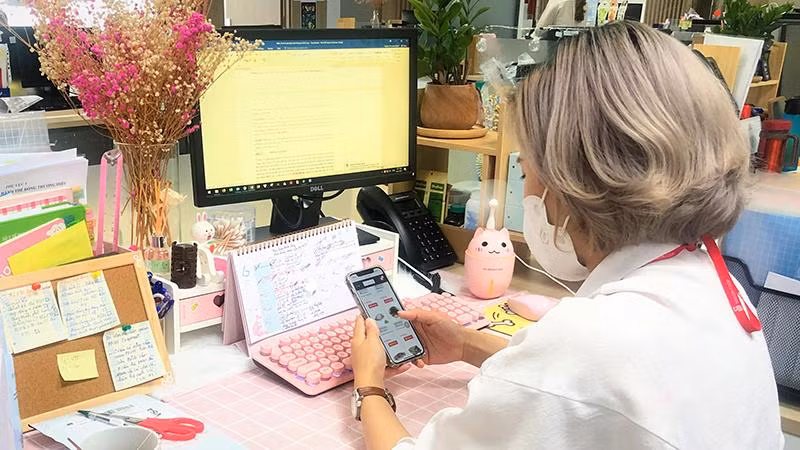 Người tiêu dùng nên cân nhắc kỹ trước khi mua các sản phẩm được bán trực tuyến. (Ảnh THANH TÂN)