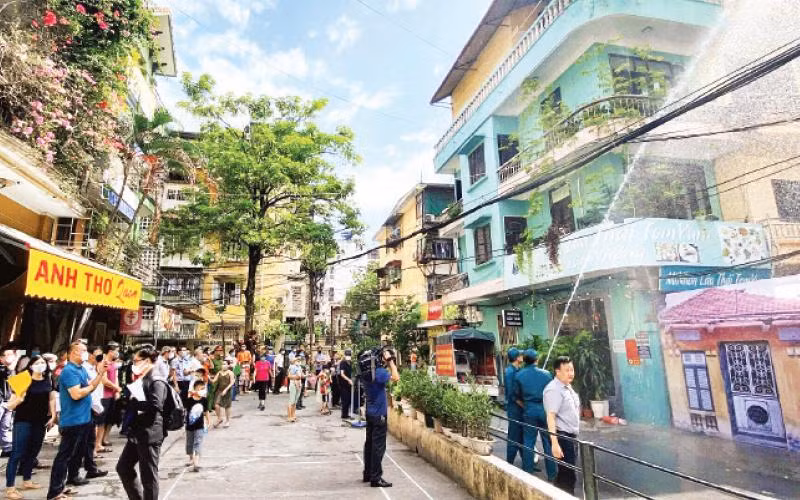 Diễn tập phòng cháy, chữa cháy tại phường Đội Cấn, quận Ba Đình. (Ảnh Ngọc Chiến)