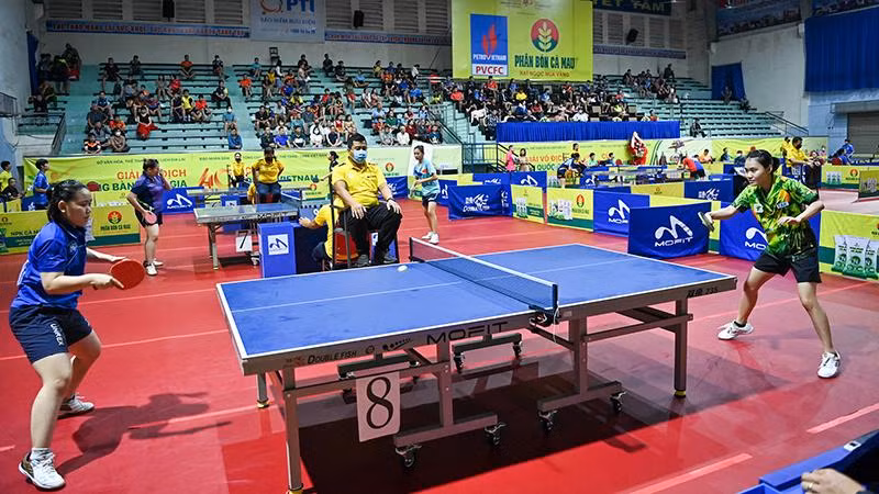 Các vận động viên thi đấu vòng 2 nội dung đơn nữ tại Giải vô địch bóng bàn quốc gia Báo Nhân Dân lần thứ 40. (Ảnh ĐĂNG ANH)